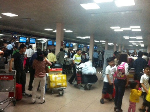 Dòng người xếp hàng làm thủ tục cho các chuyến bay quốc nội của Vietnam Airlines dài dằng dặc do bị sự cố hệ thống mạng